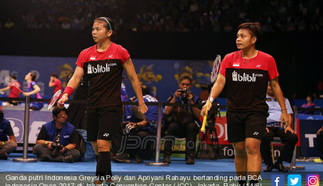 Ganda putri Indonesia Greysia Polly dan Apriyani Rahayu bertanding pada BCA Indonesia Open 2017 di Jakarta Convention Center (JCC), Jakarta, Rabu (14/6). Ganda putri Indonesia menang atas Korea 15-21, 25-23 dan 21-14. - JPNN.com