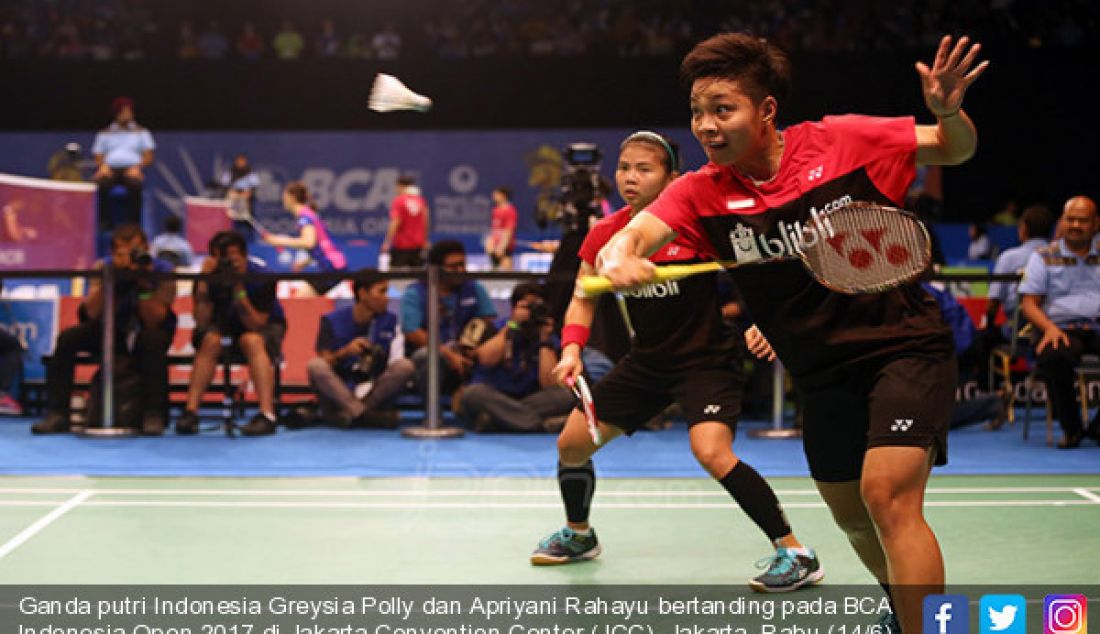 Ganda putri Indonesia Greysia Polly dan Apriyani Rahayu bertanding pada BCA Indonesia Open 2017 di Jakarta Convention Center (JCC), Jakarta, Rabu (14/6). Ganda putri Indonesia menang atas Korea 15-21, 25-23 dan 21-14. - JPNN.com