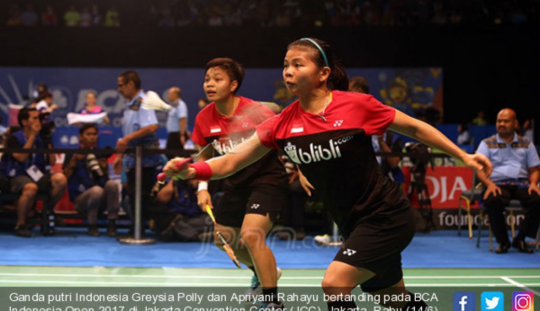 Ganda putri Indonesia Greysia Polly dan Apriyani Rahayu bertanding pada BCA Indonesia Open 2017 di Jakarta Convention Center (JCC), Jakarta, Rabu (14/6). Ganda putri Indonesia menang atas Korea 15-21, 25-23 dan 21-14. - JPNN.com