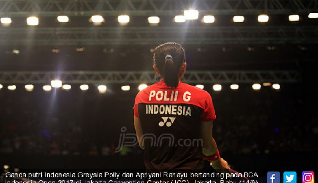 Ganda putri Indonesia Greysia Polly dan Apriyani Rahayu bertanding pada BCA Indonesia Open 2017 di Jakarta Convention Center (JCC), Jakarta, Rabu (14/6). Ganda putri Indonesia menang atas Korea 15-21, 25-23 dan 21-14. - JPNN.com