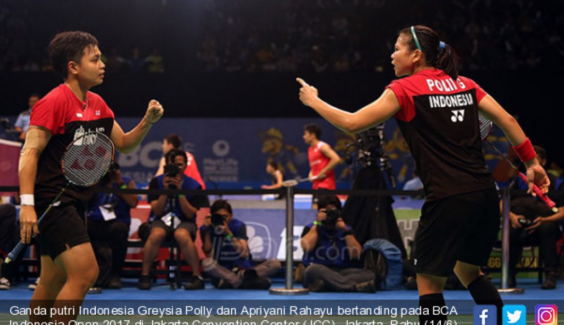 Ganda putri Indonesia Greysia Polly dan Apriyani Rahayu bertanding pada BCA Indonesia Open 2017 di Jakarta Convention Center (JCC), Jakarta, Rabu (14/6). Ganda putri Indonesia menang atas Korea 15-21, 25-23 dan 21-14. - JPNN.com