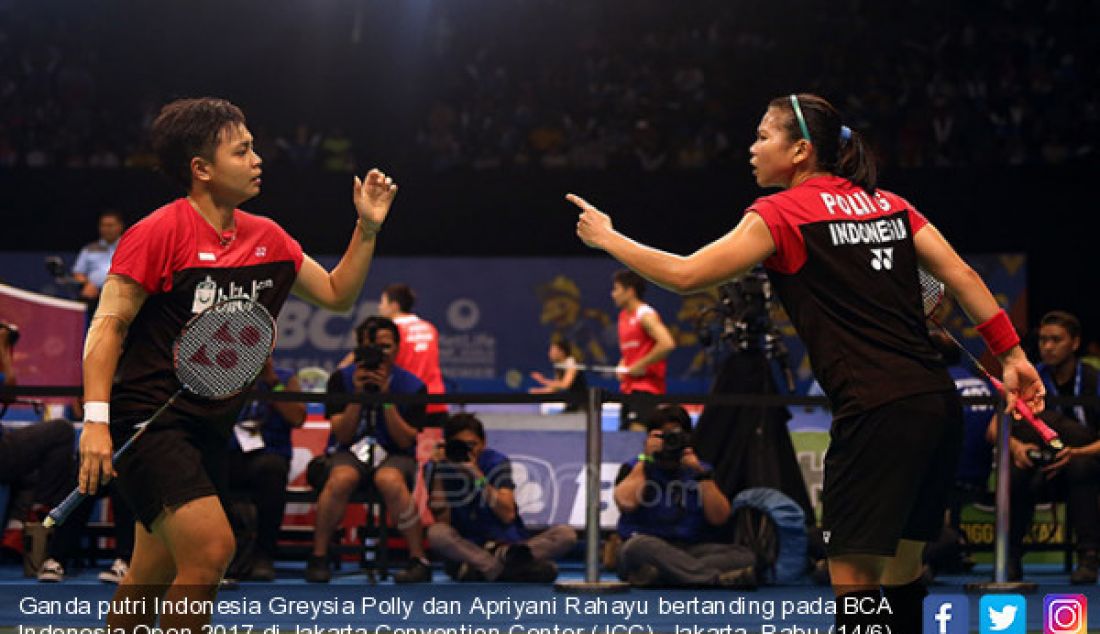 Ganda putri Indonesia Greysia Polly dan Apriyani Rahayu bertanding pada BCA Indonesia Open 2017 di Jakarta Convention Center (JCC), Jakarta, Rabu (14/6). Ganda putri Indonesia menang atas Korea 15-21, 25-23 dan 21-14. - JPNN.com