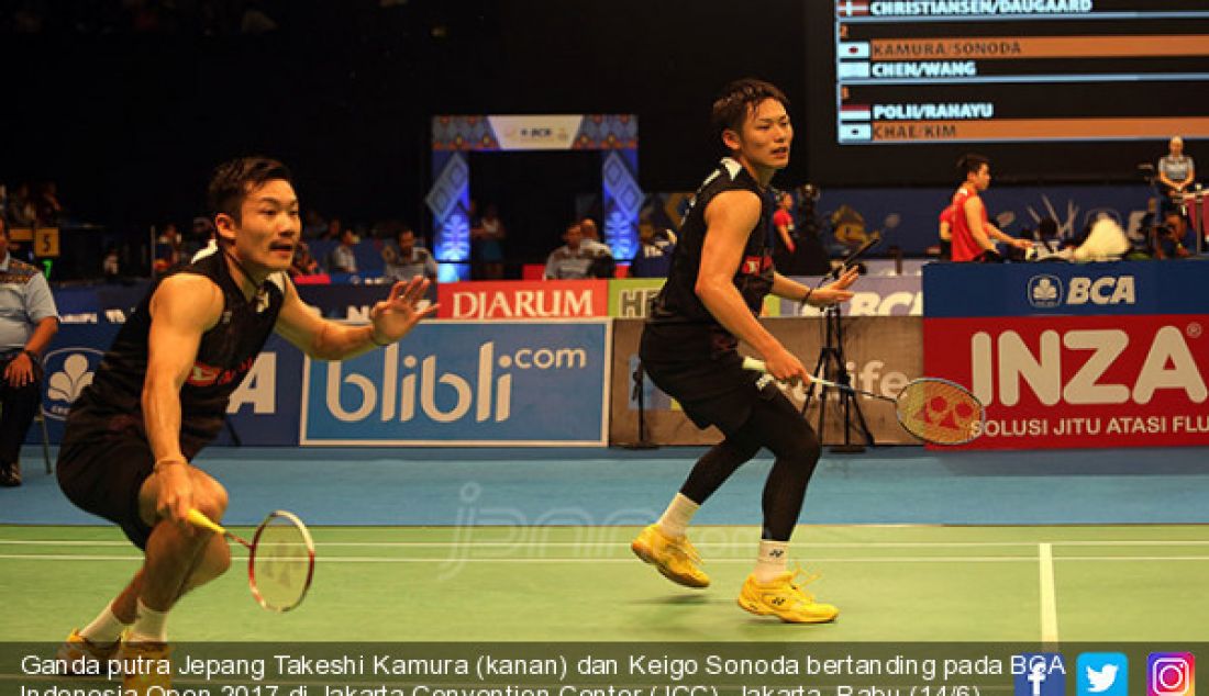 Ganda putra Jepang Takeshi Kamura (kanan) dan Keigo Sonoda bertanding pada BCA Indonesia Open 2017 di Jakarta Convention Center (JCC), Jakarta, Rabu (14/6). Ganda putra Jepang atas Taipei 21-14 dan 18-10. - JPNN.com