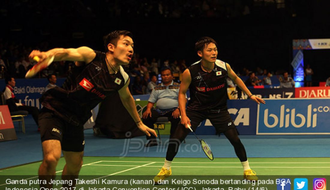 Ganda putra Jepang Takeshi Kamura (kanan) dan Keigo Sonoda bertanding pada BCA Indonesia Open 2017 di Jakarta Convention Center (JCC), Jakarta, Rabu (14/6). Ganda putra Jepang atas Taipei 21-14 dan 18-10. - JPNN.com