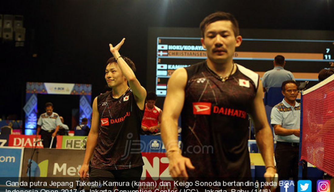 Ganda putra Jepang Takeshi Kamura (kanan) dan Keigo Sonoda bertanding pada BCA Indonesia Open 2017 di Jakarta Convention Center (JCC), Jakarta, Rabu (14/6). Ganda putra Jepang atas Taipei 21-14 dan 18-10. - JPNN.com