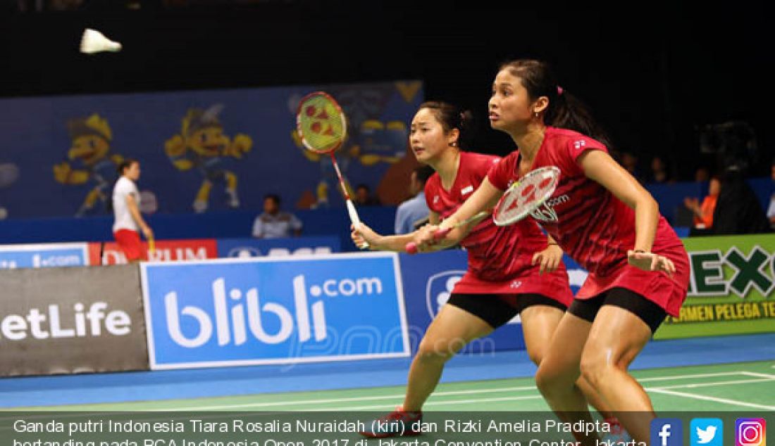 Ganda putri Indonesia Tiara Rosalia Nuraidah (kiri) dan Rizki Amelia Pradipta bertanding pada BCA Indonesia Open 2017 di Jakarta Convention Center, Jakarta (14/6). Ganda putri Indonesia menang atas Thailand 21-16 dan 21-15. - JPNN.com