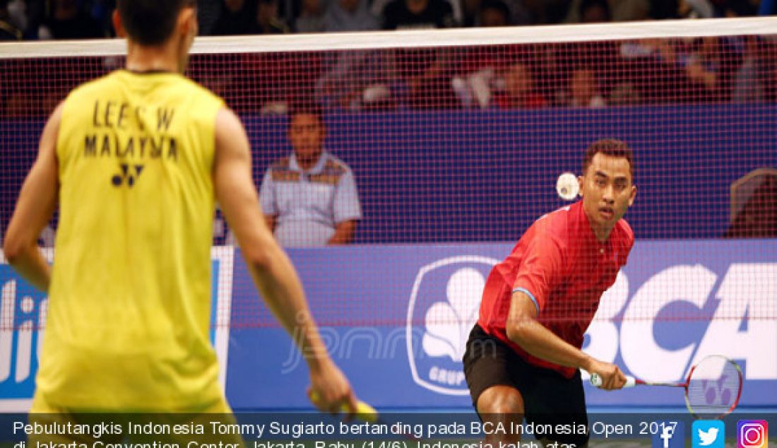 Pebulutangkis Indonesia Tommy Sugiarto bertanding pada BCA Indonesia Open 2017 di Jakarta Convention Center, Jakarta, Rabu (14/6). Indonesia kalah atas Malaysia 21-13, 10-21 dan 18-21. - JPNN.com