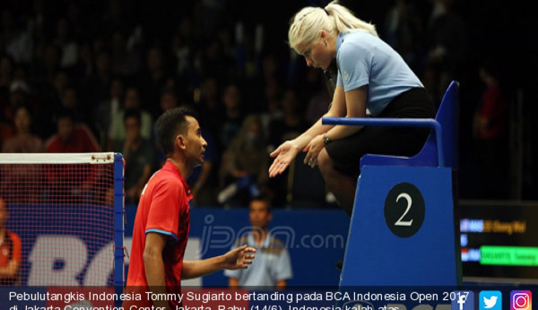Pebulutangkis Indonesia Tommy Sugiarto bertanding pada BCA Indonesia Open 2017 di Jakarta Convention Center, Jakarta, Rabu (14/6). Indonesia kalah atas Malaysia 21-13, 10-21 dan 18-21. - JPNN.com
