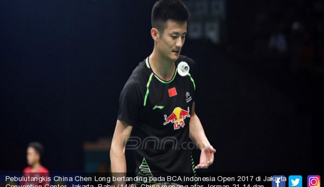 Pebulutangkis China Chen Long bertanding pada BCA Indonesia Open 2017 di Jakarta Convention Center, Jakarta, Rabu (14/6). China menang atas Jerman 21-14 dan 21-14. - JPNN.com