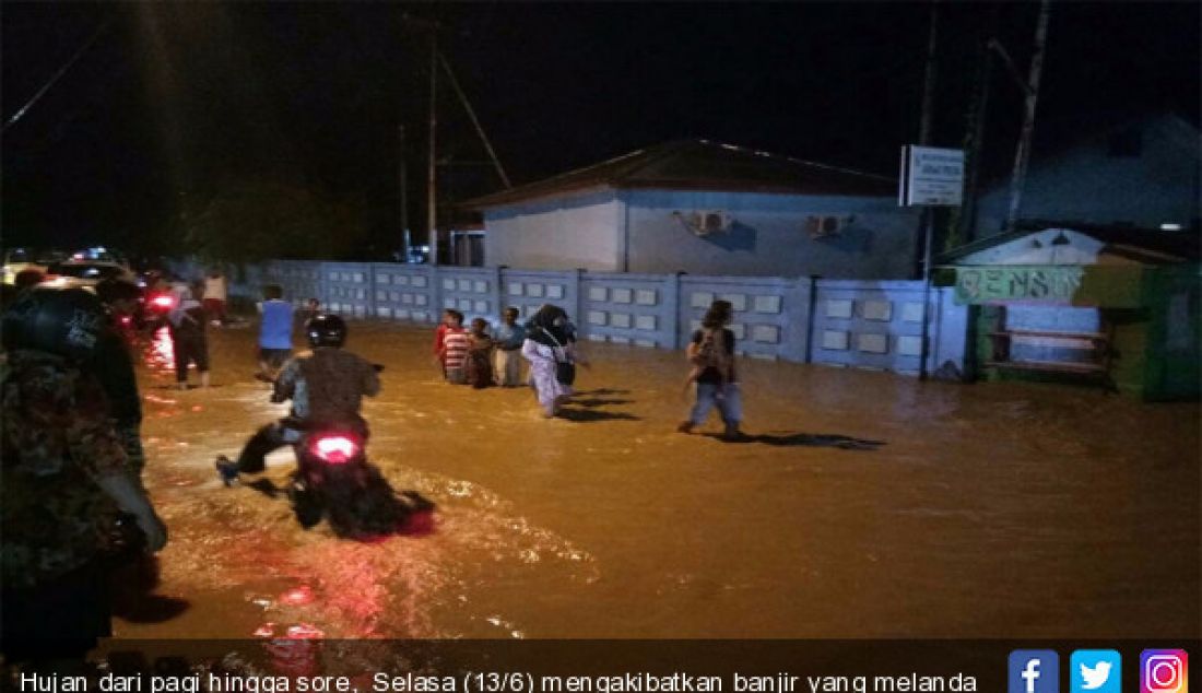 Hujan dari pagi hingga sore, Selasa (13/6) mengakibatkan banjir yang melanda Kota Sorong. - JPNN.com