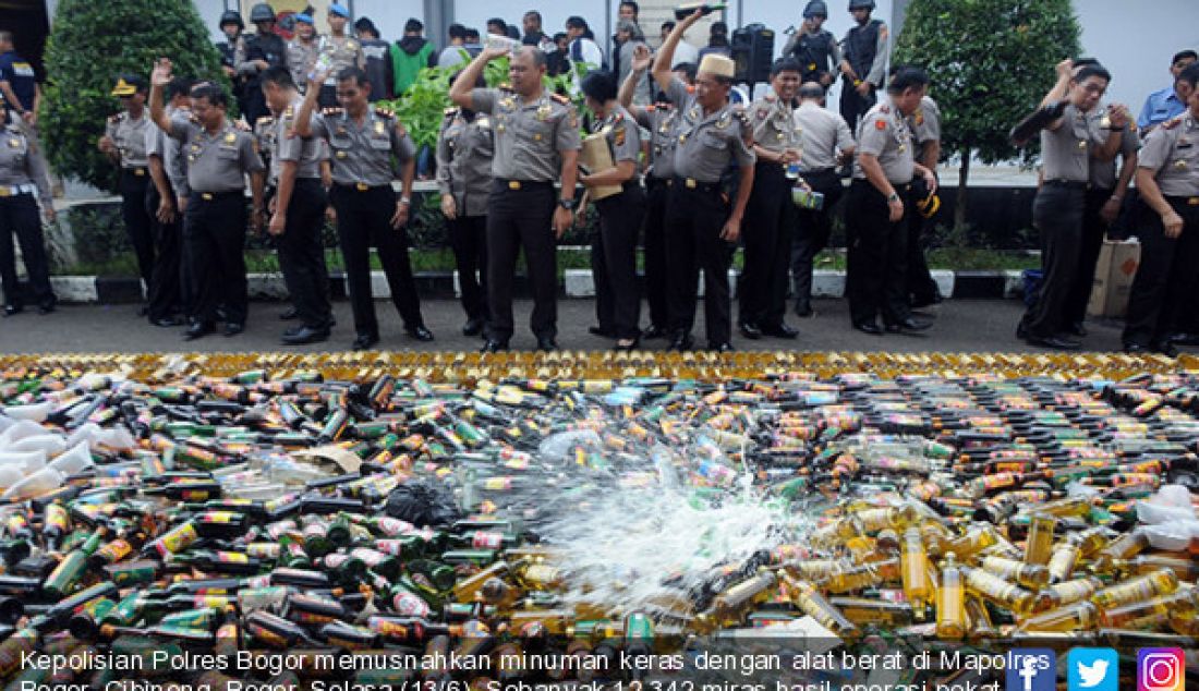 Kepolisian Polres Bogor memusnahkan minuman keras dengan alat berat di Mapolres Bogor, Cibinong, Bogor, Selasa (13/6). Sebanyak 12.342 miras hasil operasi pekat dua pekan dimusnahkan. - JPNN.com