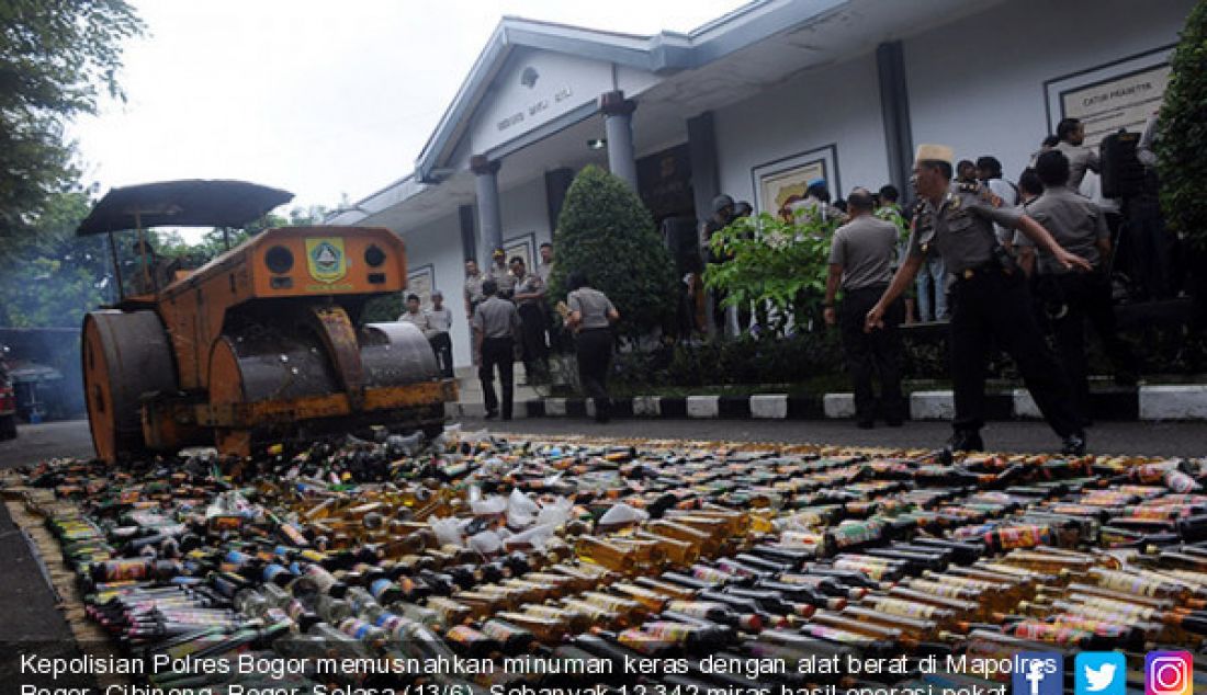 Kepolisian Polres Bogor memusnahkan minuman keras dengan alat berat di Mapolres Bogor, Cibinong, Bogor, Selasa (13/6). Sebanyak 12.342 miras hasil operasi pekat dua pekan dimusnahkan. - JPNN.com