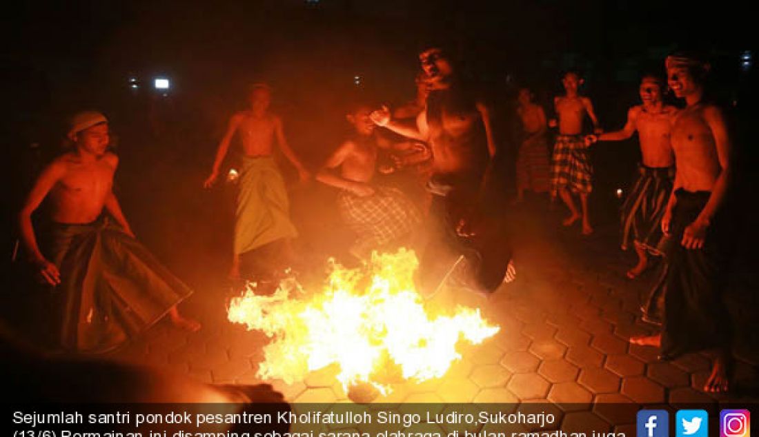 Sejumlah santri pondok pesantren Kholifatulloh Singo Ludiro,Sukoharjo (13/6).Permainan ini disamping sebagai sarana olahraga di bulan ramadhan juga menjalin silaturahmi dan keakraban diantara santri. - JPNN.com