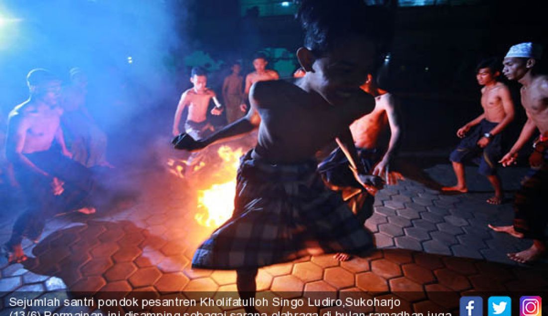 Sejumlah santri pondok pesantren Kholifatulloh Singo Ludiro,Sukoharjo (13/6).Permainan ini disamping sebagai sarana olahraga di bulan ramadhan juga menjalin silaturahmi dan keakraban diantara santri. - JPNN.com