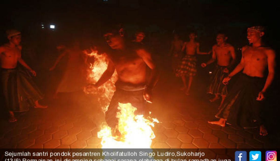 Sejumlah santri pondok pesantren Kholifatulloh Singo Ludiro,Sukoharjo (13/6).Permainan ini disamping sebagai sarana olahraga di bulan ramadhan juga menjalin silaturahmi dan keakraban diantara santri. - JPNN.com