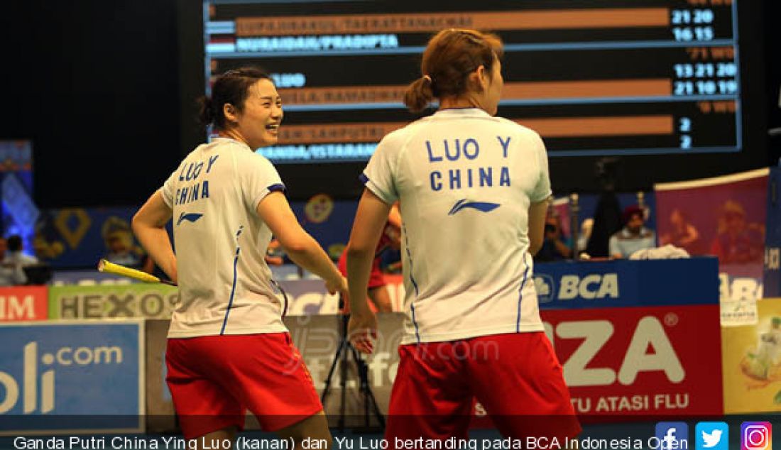 Ganda Putri China Ying Luo (kanan) dan Yu Luo bertanding pada BCA Indonesia Open 2017 di JCC,Jakarta, Rabu (14/6). - JPNN.com