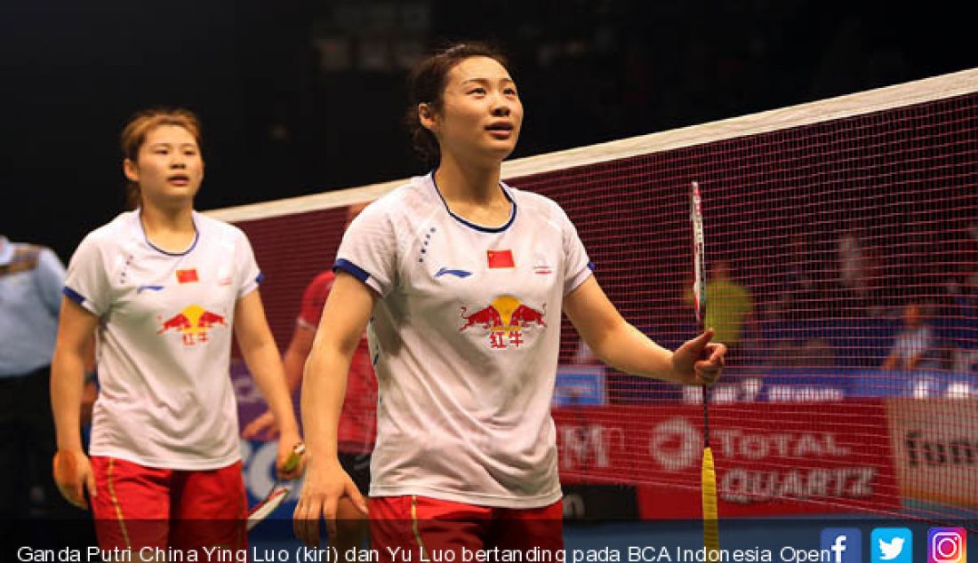 Ganda Putri China Ying Luo (kiri) dan Yu Luo bertanding pada BCA Indonesia Open 2017 di JCC,Jakarta, Rabu (14/6). - JPNN.com