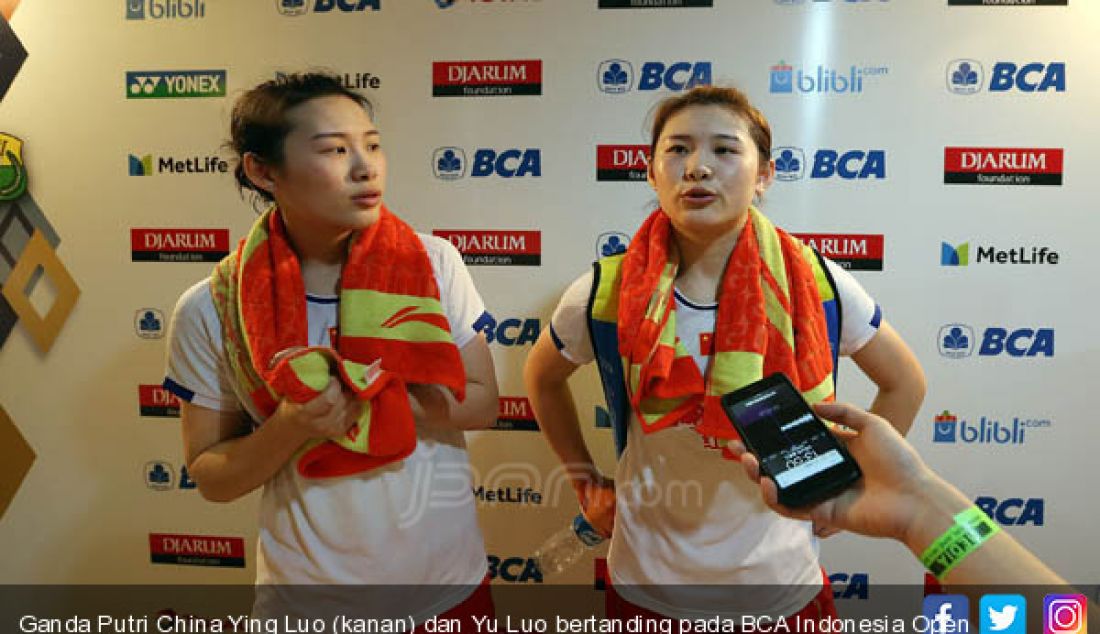 Ganda Putri China Ying Luo (kanan) dan Yu Luo bertanding pada BCA Indonesia Open 2017 di JCC,Jakarta, Rabu (14/6). - JPNN.com