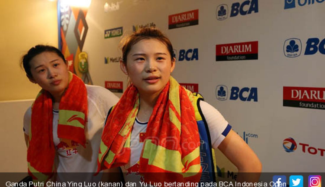 Ganda Putri China Ying Luo (kanan) dan Yu Luo bertanding pada BCA Indonesia Open 2017 di JCC,Jakarta, Rabu (14/6). - JPNN.com