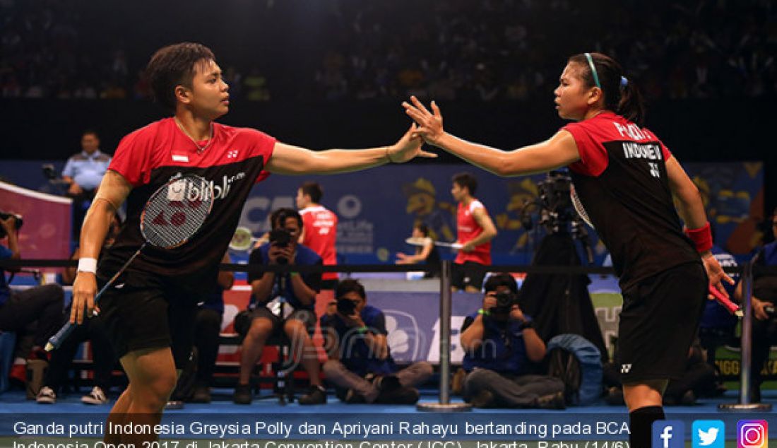 Ganda putri Indonesia Greysia Polly dan Apriyani Rahayu bertanding pada BCA Indonesia Open 2017 di Jakarta Convention Center (JCC), Jakarta, Rabu (14/6). Ganda putri Indonesia menang atas Korea 15-21, 25-23 dan 21-14. - JPNN.com