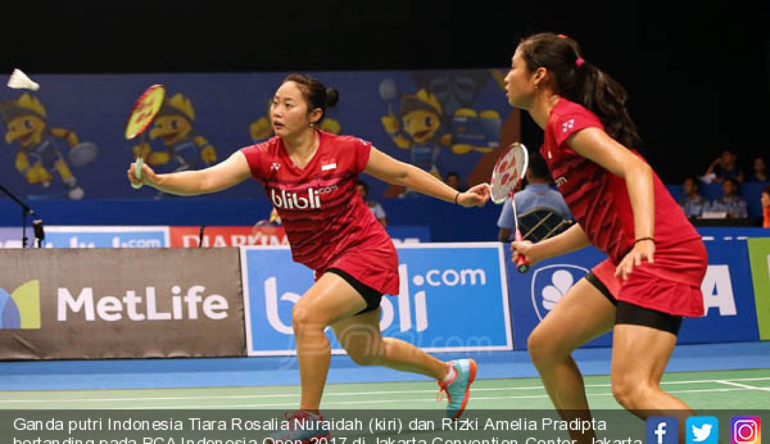 Ganda putri Indonesia Tiara Rosalia Nuraidah (kiri) dan Rizki Amelia Pradipta bertanding pada BCA Indonesia Open 2017 di Jakarta Convention Center, Jakarta (14/6). Ganda putri Indonesia menang atas Thailand 21-16 dan 21-15. - JPNN.com