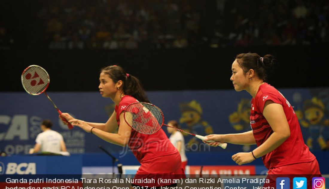 Ganda putri Indonesia Tiara Rosalia Nuraidah (kanan) dan Rizki Amelia Pradipta bertanding pada BCA Indonesia Open 2017 di Jakarta Convention Center, Jakarta (14/6). Ganda putri Indonesia menang atas Thailand 21-16 dam 21-15. - JPNN.com