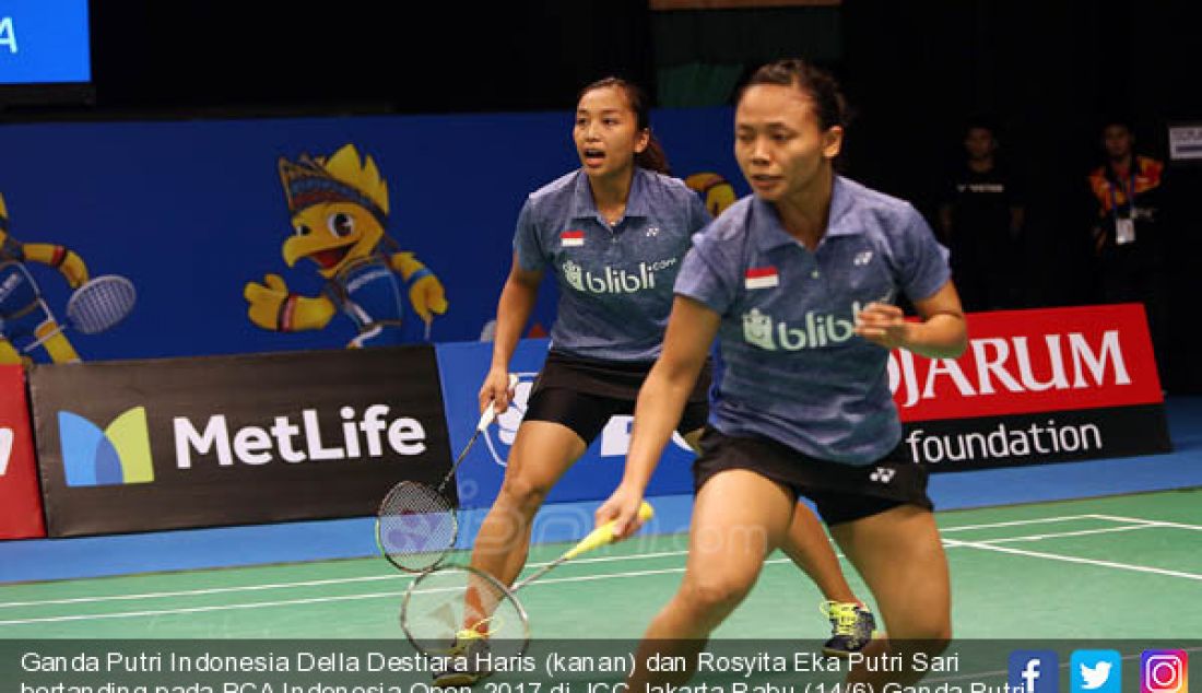 Ganda Putri Indonesia Della Destiara Haris (kanan) dan Rosyita Eka Putri Sari bertanding pada BCA Indonesia Open 2017 di JCC,Jakarta,Rabu (14/6).Ganda Putri Indonesia menang atas Australia 21-11 dan 21-13. - JPNN.com