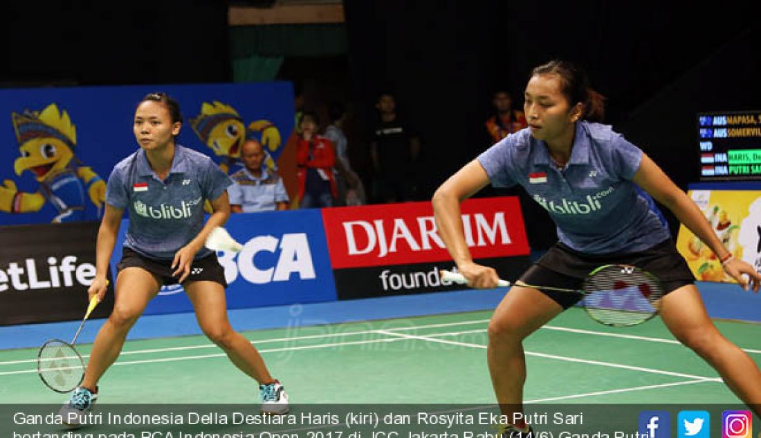 Ganda Putri Indonesia Della Destiara Haris (kiri) dan Rosyita Eka Putri Sari bertanding pada BCA Indonesia Open 2017 di JCC,Jakarta,Rabu (14/6).Ganda Putri Indonesia menang atas Australia 21-11 dan 21-13. - JPNN.com