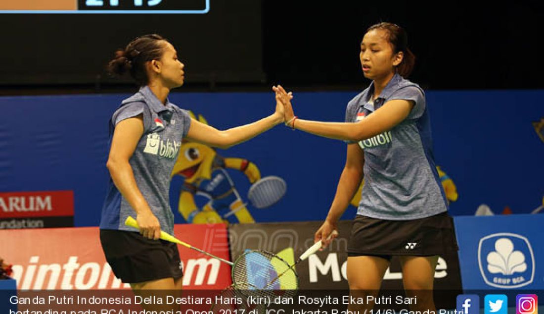 Ganda Putri Indonesia Della Destiara Haris (kiri) dan Rosyita Eka Putri Sari bertanding pada BCA Indonesia Open 2017 di JCC,Jakarta,Rabu (14/6).Ganda Putri Indonesia menang atas Australia 21-11 dan 21-13. - JPNN.com