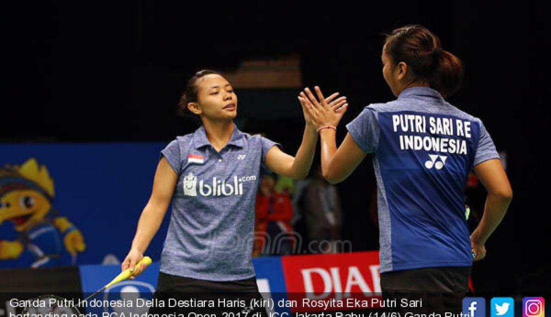 Ganda Putri Indonesia Della Destiara Haris (kiri) dan Rosyita Eka Putri Sari bertanding pada BCA Indonesia Open 2017 di JCC,Jakarta,Rabu (14/6).Ganda Putri Indonesia menang atas Australia 21-11 dan 21-13. - JPNN.com