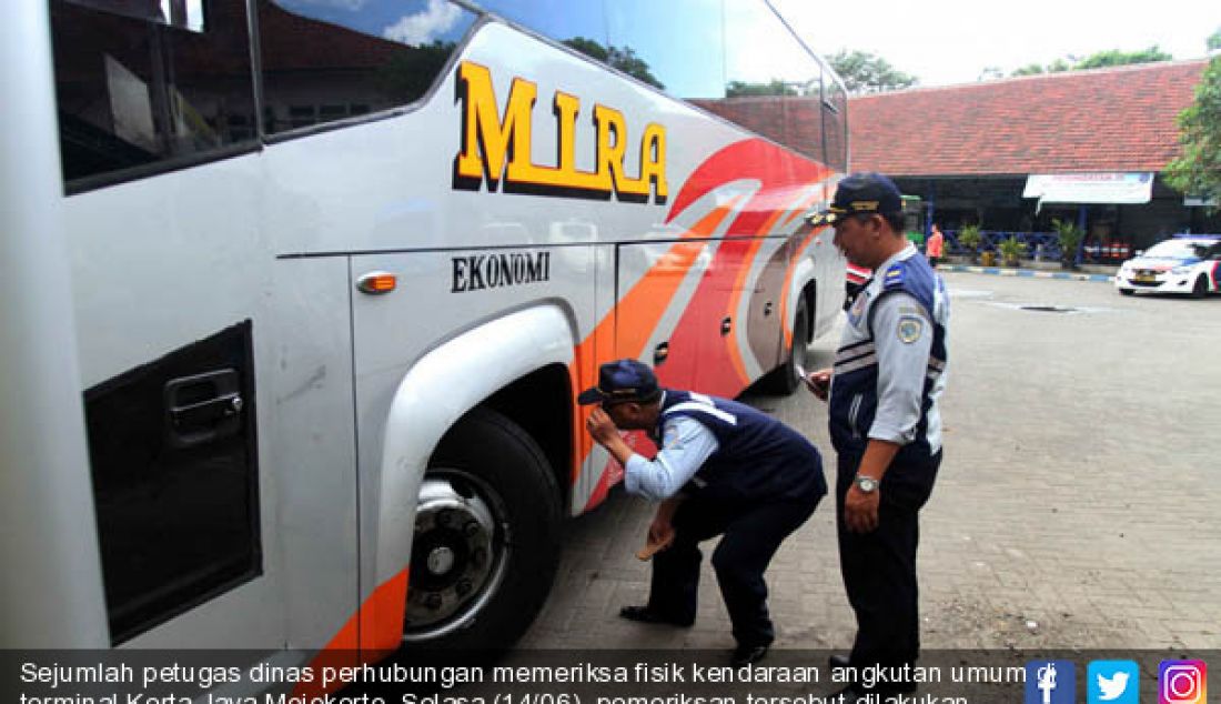 Sejumlah petugas dinas perhubungan memeriksa fisik kendaraan angkutan umum di terminal Kerta Jaya Mojokerto, Selasa (14/06), pemeriksan tersebut dilakukan untuk persiapan arus mudik lebaran mendatang. - JPNN.com