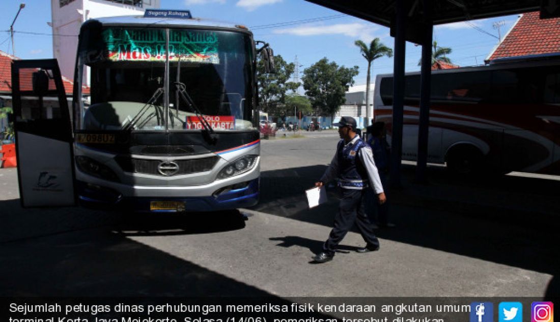 Sejumlah petugas dinas perhubungan memeriksa fisik kendaraan angkutan umum di terminal Kerta Jaya Mojokerto, Selasa (14/06), pemeriksan tersebut dilakukan untuk persiapan arus mudik lebaran mendatang. - JPNN.com