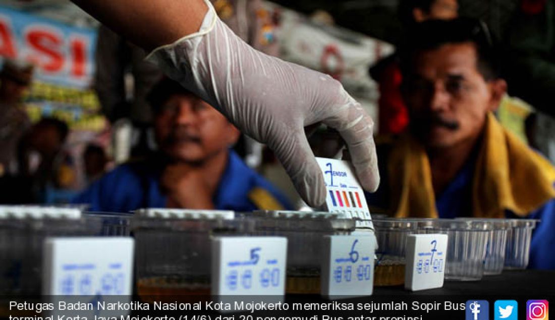 Petugas Badan Narkotika Nasional Kota Mojokerto memeriksa sejumlah Sopir Bus di terminal Kerta Jaya Mojokerto (14/6),dari 20 pengemudi Bus antar propinsi tersebut ditemukan 2 sopir yang positif menggunakan obat penenang. - JPNN.com