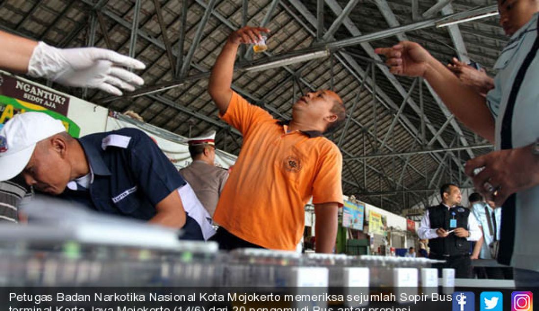 Petugas Badan Narkotika Nasional Kota Mojokerto memeriksa sejumlah Sopir Bus di terminal Kerta Jaya Mojokerto (14/6),dari 20 pengemudi Bus antar propinsi tersebut ditemukan 2 sopir yang positif menggunakan obat penenang. - JPNN.com