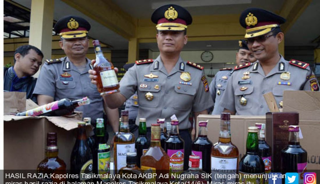 HASIL RAZIA:Kapolres Tasikmalaya Kota AKBP Adi Nugraha SIK (tengah) menunjukkan miras hasil razia di halaman Mapolres Tasikmalaya Kota(14/6). Miras-miras itu akan musnahkan. - JPNN.com