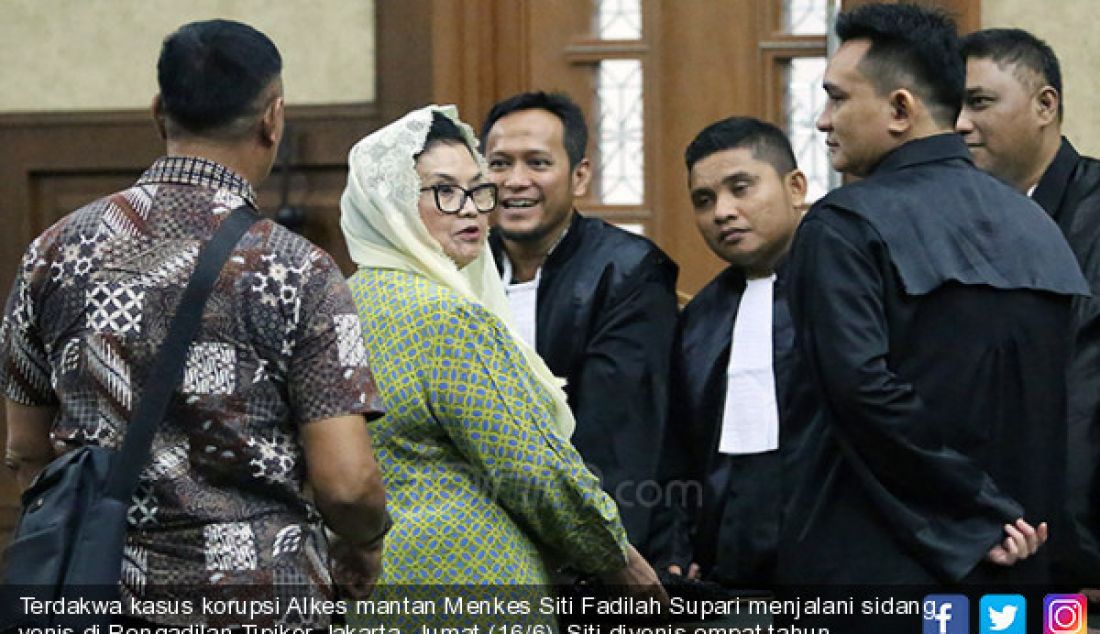 Terdakwa kasus korupsi Alkes mantan Menkes Siti Fadilah Supari menjalani sidang vonis di Pengadilan Tipikor Jakarta, Jumat (16/6). Siti divonis empat tahun penjara, denda Rp 200 juta subsider dua bulan kurungan. - JPNN.com