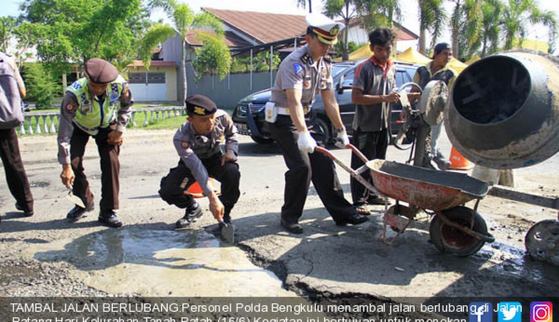 TAMBAL JALAN BERLUBANG:Personel Polda Bengkulu menambal jalan berlubang di Jalan Batang Hari Kelurahan Tanah Patah (16/6).Kegiatan ini bertujuan untuk menekan angka kecelakaan dan memberikan kenyamanan bagi pengguna jalan. - JPNN.com