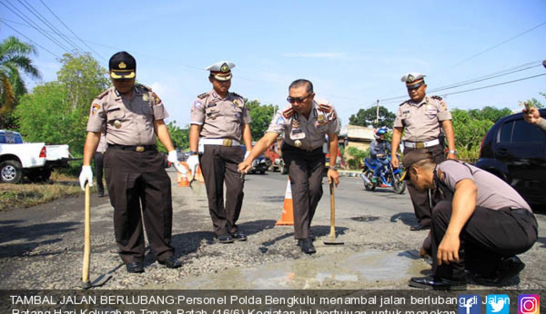 TAMBAL JALAN BERLUBANG:Personel Polda Bengkulu menambal jalan berlubang di Jalan Batang Hari Kelurahan Tanah Patah (16/6).Kegiatan ini bertujuan untuk menekan angka kecelakaan dan memberikan kenyamanan bagi pengguna jalan. - JPNN.com