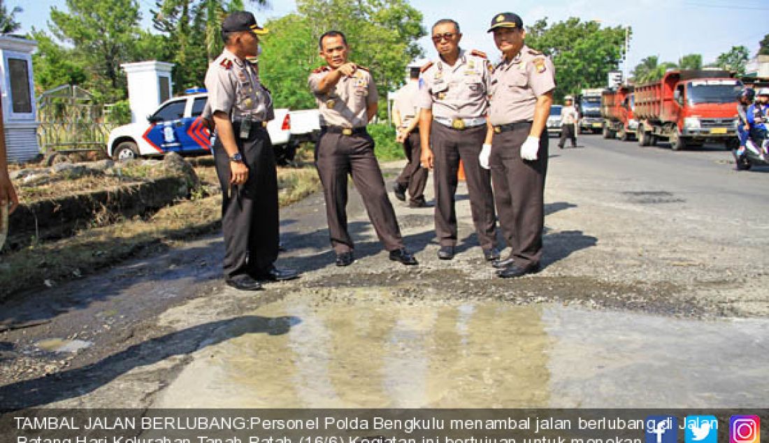 TAMBAL JALAN BERLUBANG:Personel Polda Bengkulu menambal jalan berlubang di Jalan Batang Hari Kelurahan Tanah Patah (16/6).Kegiatan ini bertujuan untuk menekan angka kecelakaan dan memberikan kenyamanan bagi pengguna jalan. - JPNN.com