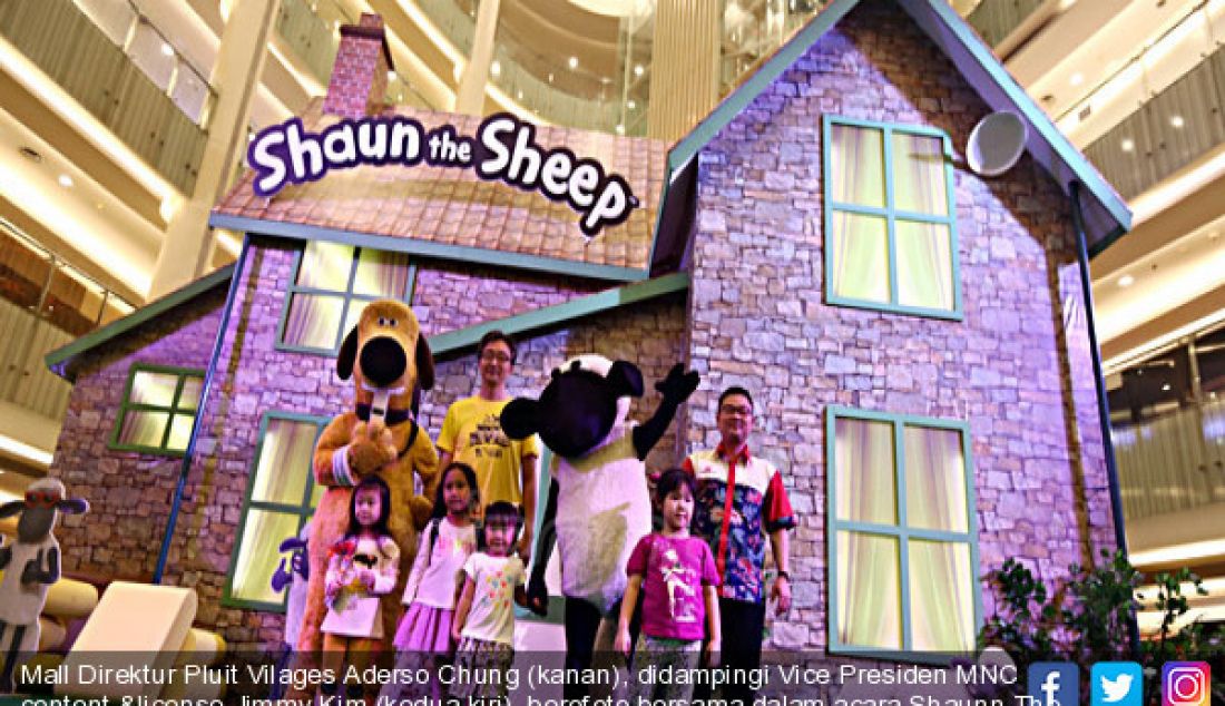 Mall Direktur Pluit Vilages Aderso Chung (kanan), didampingi Vice Presiden MNC content &license Jimmy Kim (kedua kiri), berofoto bersama dalam acara Shaunn The Sheep 10th Anniversary di Pluti Vilages, Jakarta Utara, Jumat (16/6). - JPNN.com