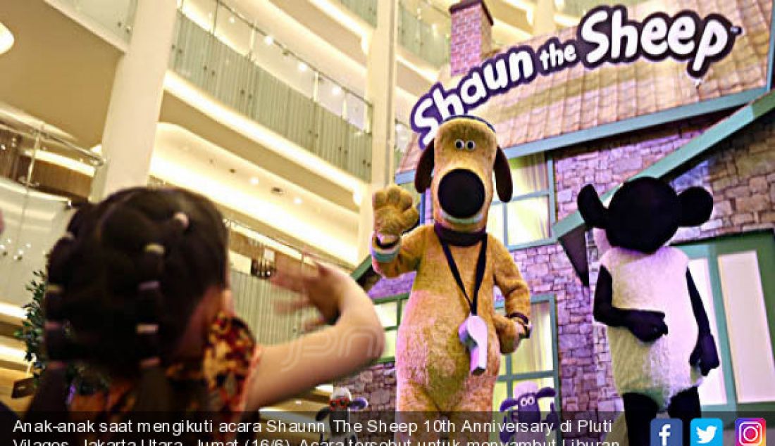 Anak-anak saat mengikuti acara Shaunn The Sheep 10th Anniversary di Pluti Vilages, Jakarta Utara, Jumat (16/6). Acara tersebut untuk menyambut Liburan sekolah dan memeriahkan Festival Jakarta Great Sale 2017. - JPNN.com