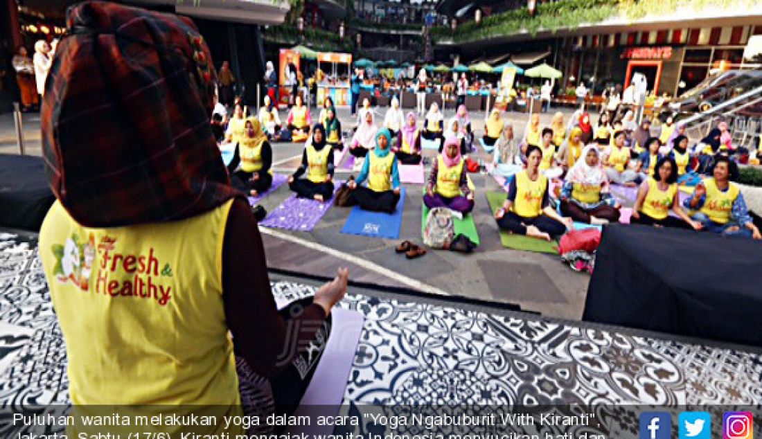 Puluhan wanita melakukan yoga dalam acara 