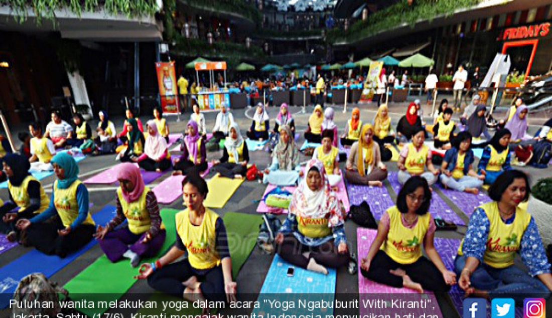 Puluhan wanita melakukan yoga dalam acara 