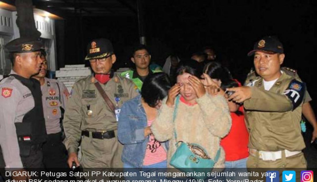 DIGARUK: Petugas Satpol PP Kabupaten Tegal mengamankan sejumlah wanita yang diduga PSK sedang mangkal di warung remang, Minggu (19/6). - JPNN.com