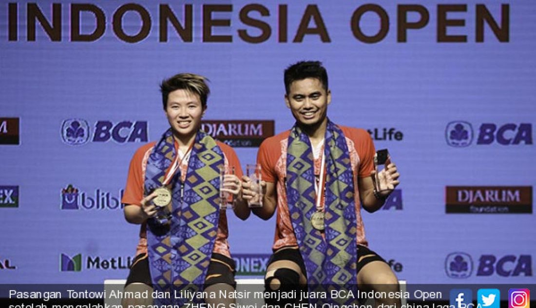 Pasangan Tontowi Ahmad dan Liliyana Natsir menjadi juara BCA Indonesia Open setelah mengalahkan pasangan ZHENG Siwei dan CHEN Qingchen dari china laga BCA Indonesia Open di Plenary Hall JCC, Jakarta (18/6). - JPNN.com
