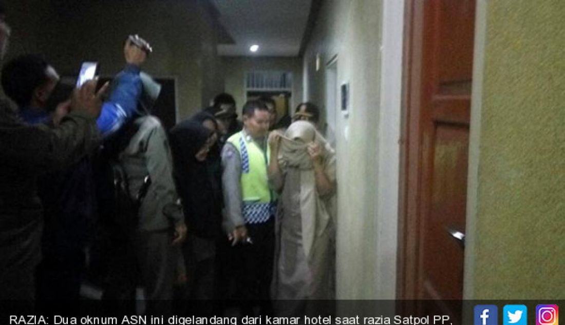 RAZIA: Dua oknum ASN ini digelandang dari kamar hotel saat razia Satpol PP, Sabtu (17/6) dini hari. - JPNN.com