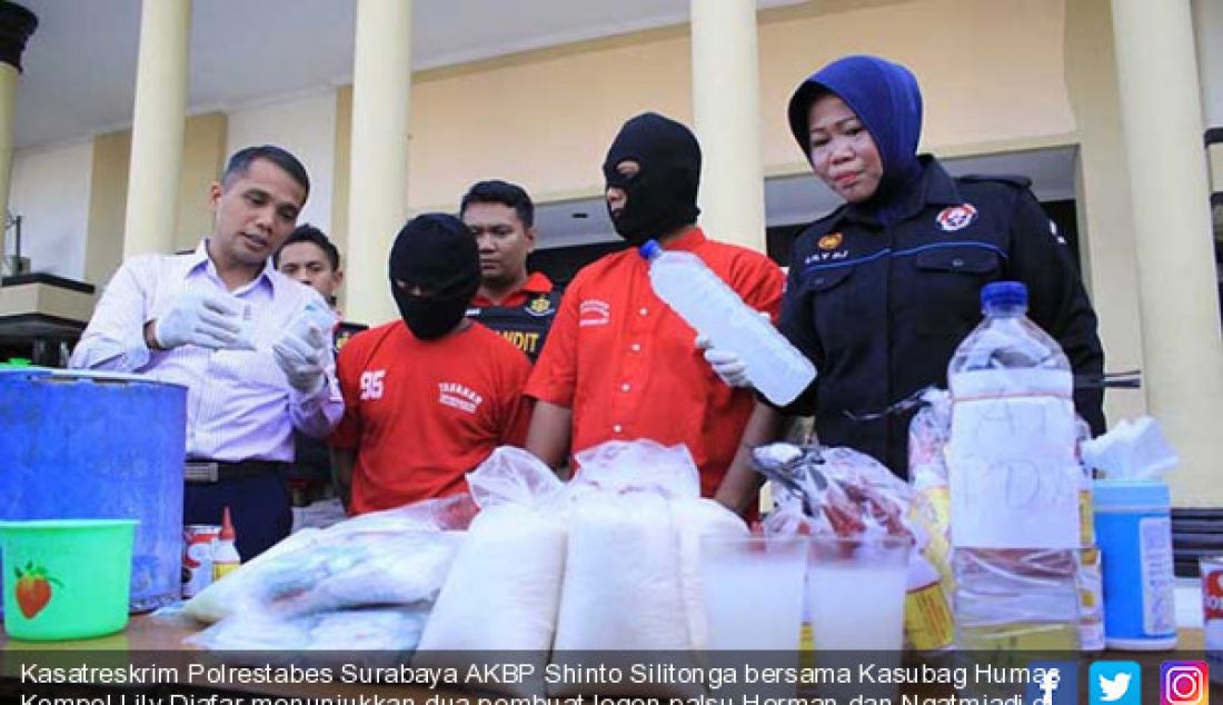 Kasatreskrim Polrestabes Surabaya AKBP Shinto Silitonga bersama Kasubag Humas Kompol Lily Djafar menunjukkan dua pembuat legen palsu Herman dan Ngatmiadi di Mapolrestabes Surabaya. - JPNN.com