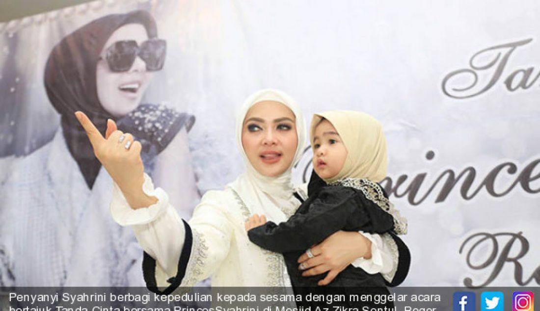 Penyanyi Syahrini berbagi kepedulian kepada sesama dengan menggelar acara bertajuk Tanda Cinta bersama PrincesSyahrini di Mesjid Az-Zikra Sentul, Bogor, Minggu (18/6). - JPNN.com