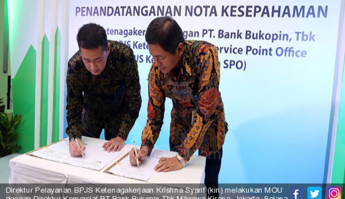 Direktur Pelayanan BPJS Ketenagakerjaan Krishna Syarif (kiri) melakukan MOU dengan Direktur Komersial PT Bank Bukopin Tbk Mikrowa Kirana, Jakarta. Selasa (20/6). - JPNN.com