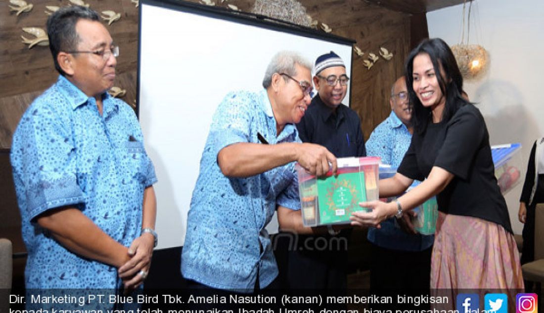 Dir. Marketing PT. Blue Bird Tbk. Amelia Nasution (kanan) memberikan bingkisan kepada karyawan yang telah menunaikan Ibadah Umroh dengan biaya perusahaan dalam acara buka puasa bersama dengan media, Jakarta, Selasa (20/6). - JPNN.com